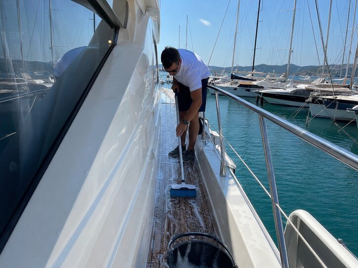 Lavage de coque de bateau à quai
