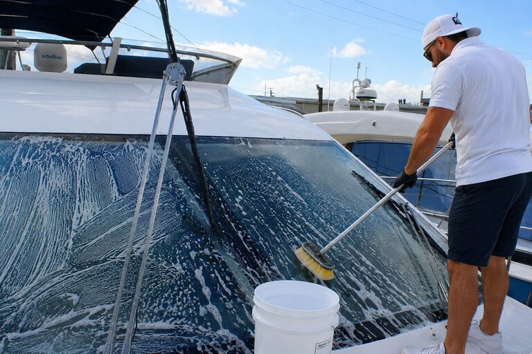 Nettoyage et lustrage de yacht sur la Côte d'Azur